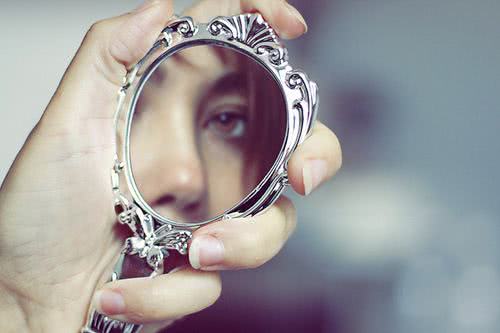 simpatia do espelho para atrair amor