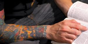 sonhar que ve tatuagem