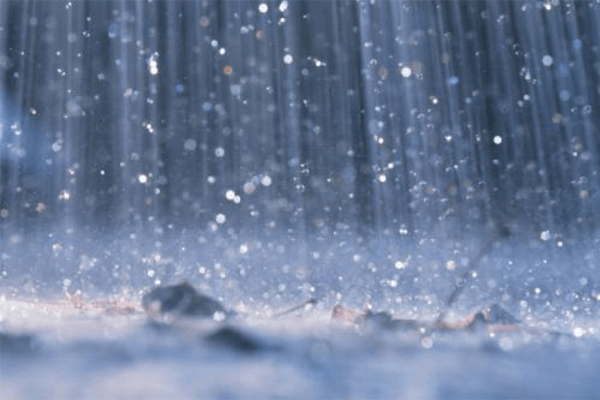 Sonhar com chuva forte: o que isso significa?
