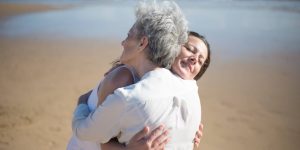 Sonhar com um abraço de alguém que já morreu também traz significados profundos