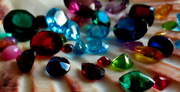 Sonhar com pedras preciosas