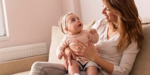 Sonhar com bebê no colo