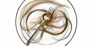 Sonhar com cabelo na comida