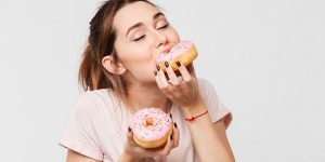 Sonhar que está comendo doce