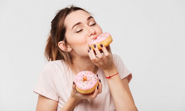 Sonhar que está comendo doce