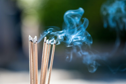 Melhores incensos para relaxar e pegar no sono: veja aqui! Melhores incensos para relaxar e pegar no sono: veja aqui!