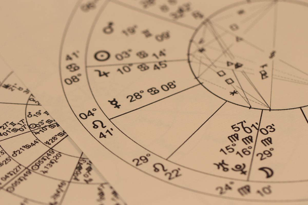 Decifrando o mapa astral: como ler e interpretar do jeito certo?