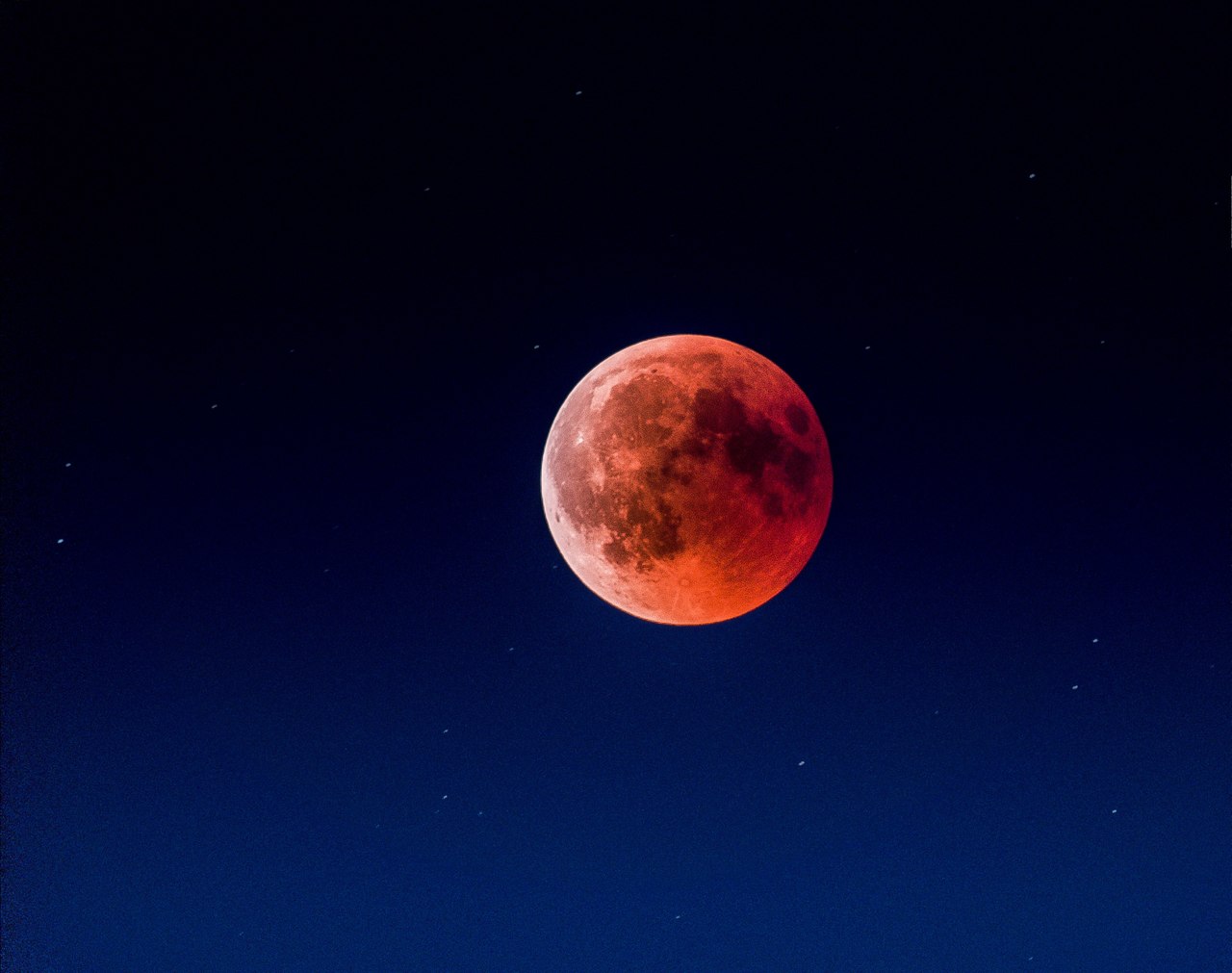 Lua de Sangue: entenda o significado no amor